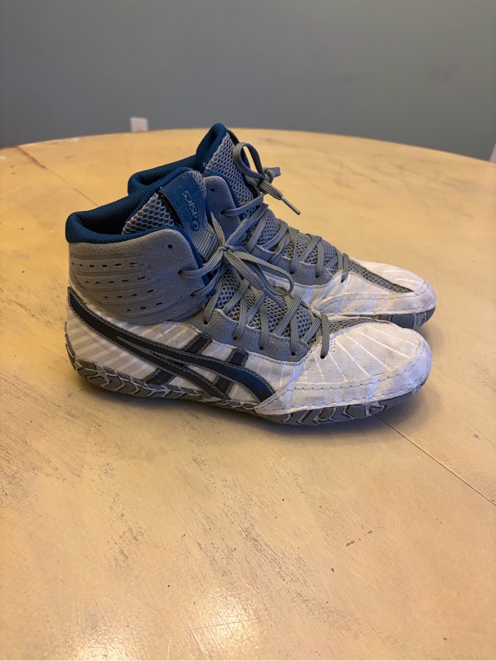 Mens 2022 Asics Aggressor 4 White Mako Blue Wrestling Shoes 1081A001 Size 7.5 US